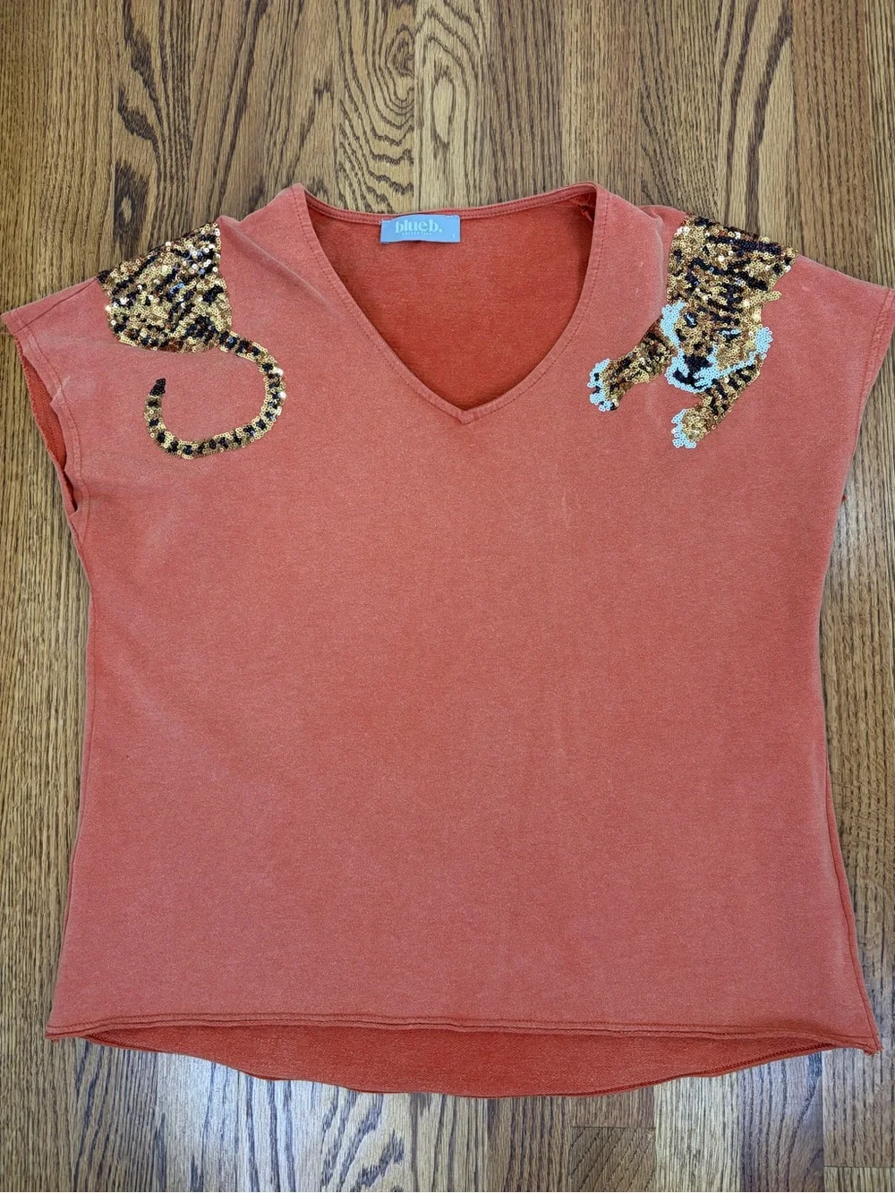Tiger Sequin Patch Accent V-Neck Rust Short Sleeve Top (S) - Picture 4 of 10